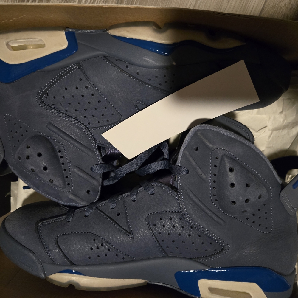 Air Jordan 6 Retro Diffused Blue Sneakers